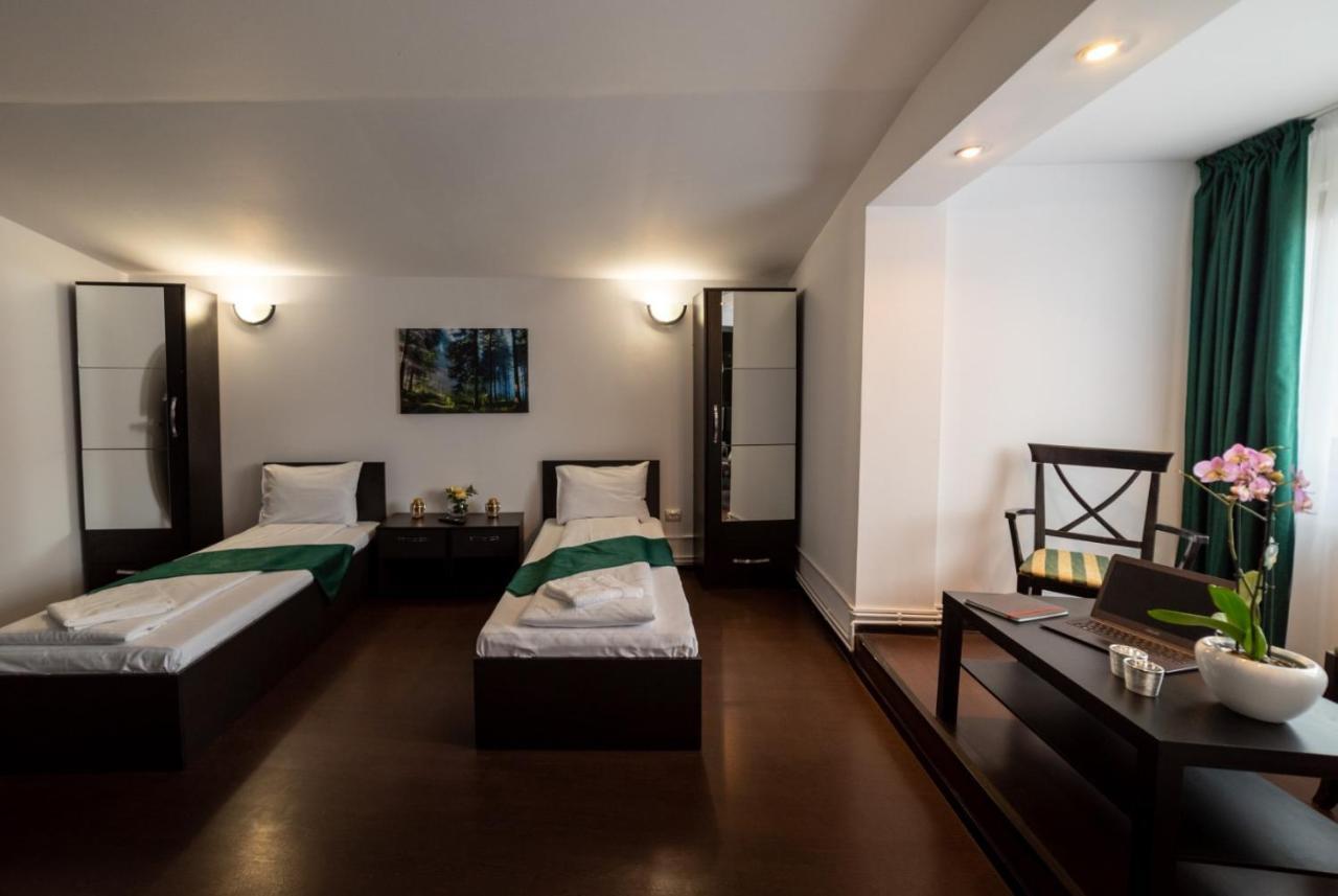 Escala Rooms Ghimbav Exterior photo