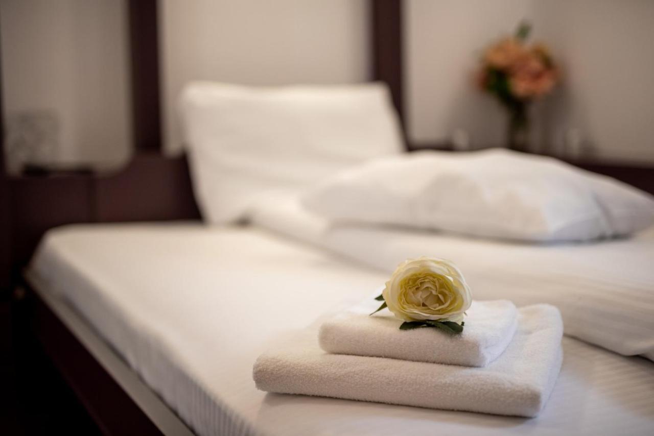 Escala Rooms Ghimbav Exterior photo