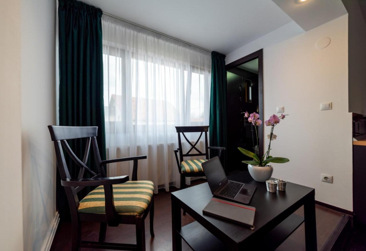 Escala Rooms Ghimbav Exterior photo