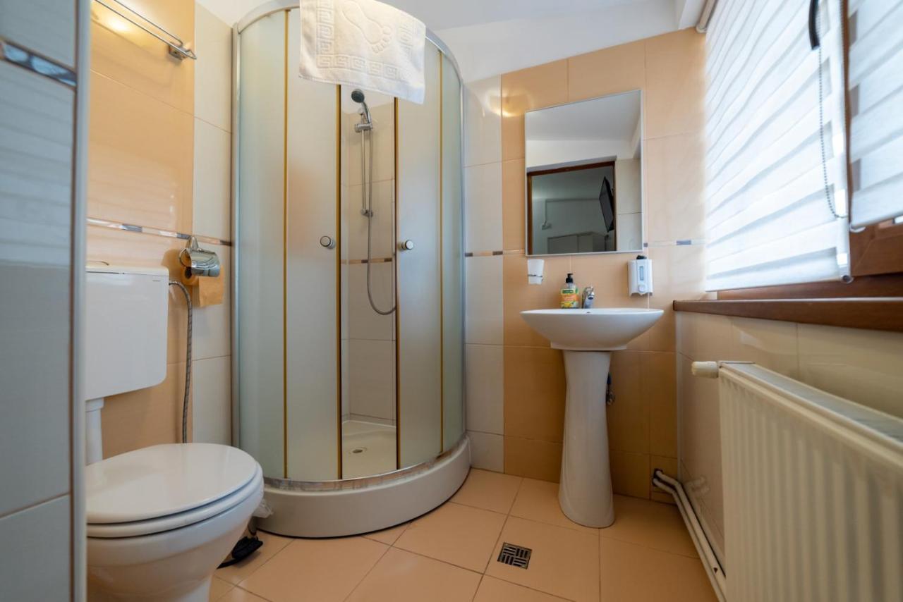 Escala Rooms Ghimbav Exterior photo