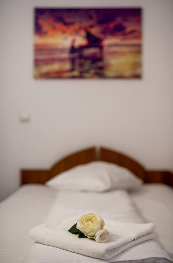 Escala Rooms Ghimbav Exterior photo