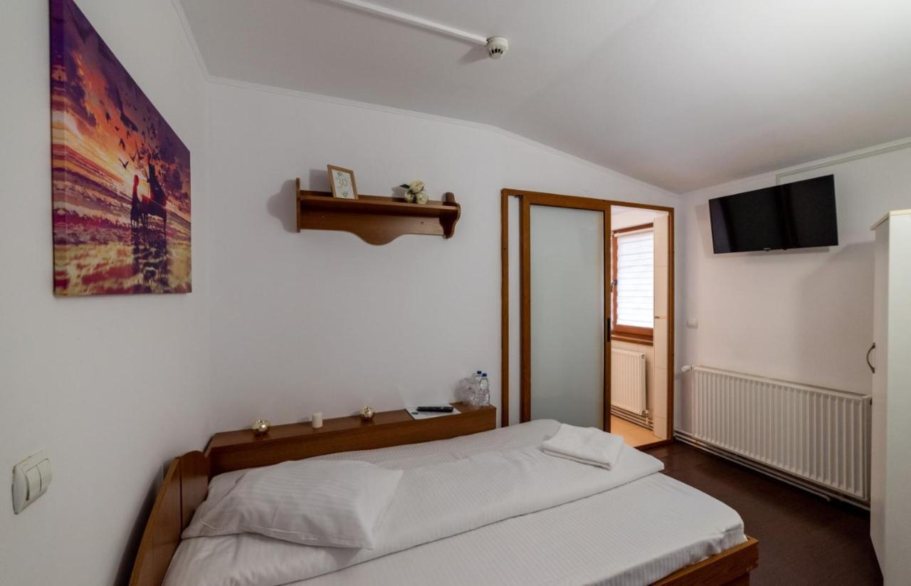 Escala Rooms Ghimbav Exterior photo