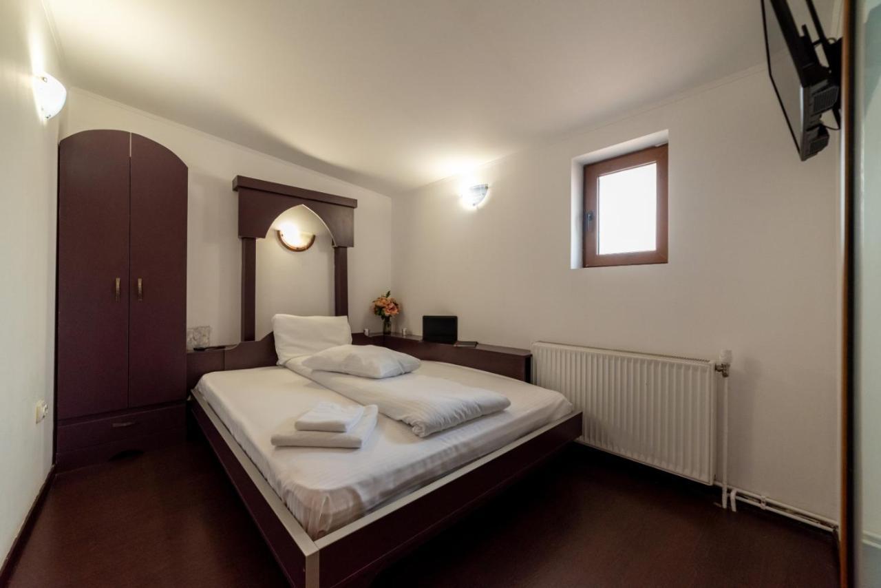 Escala Rooms Ghimbav Exterior photo
